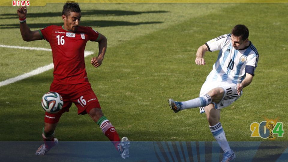 Reza Ghoochannejhad (kiri) - Lionel Messi (kanan) Copyright: &copy; eggy/indosport/gettyimages